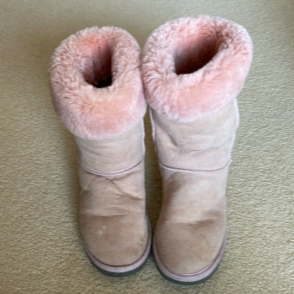 Cute vintage pink UGGS !